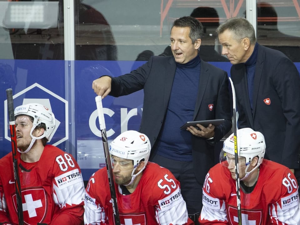 Marco Bayer (hinten links) bedauert den Abbruch: Schweizer Hockeyspieler