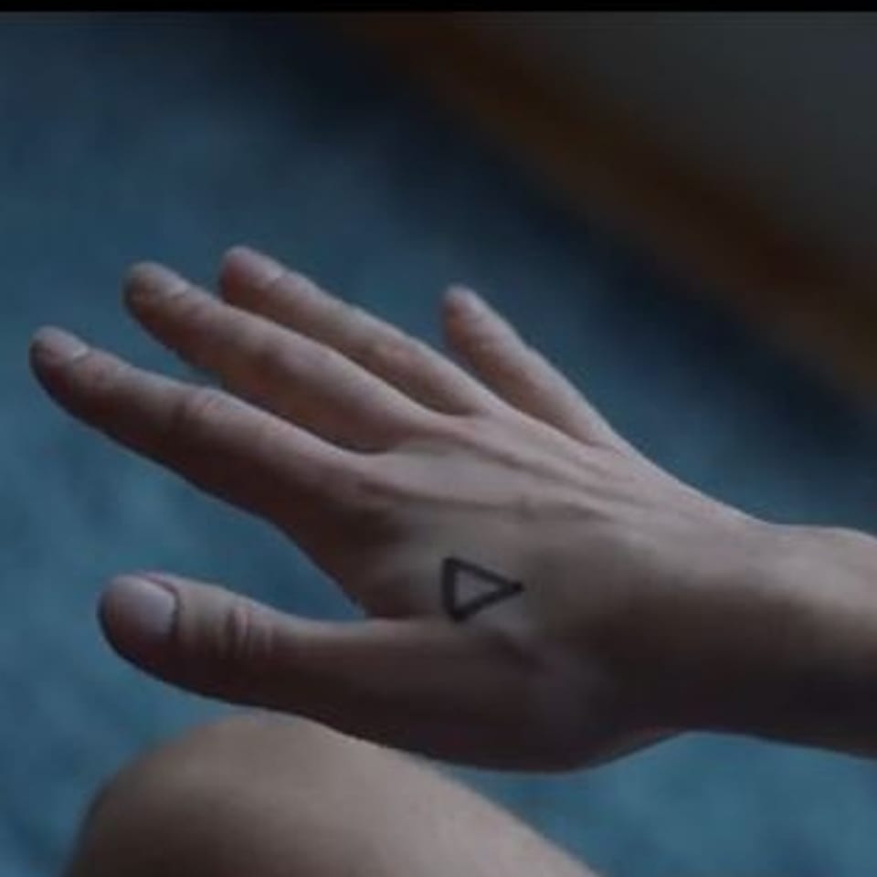 Dreieck auf Levins Hand im Video