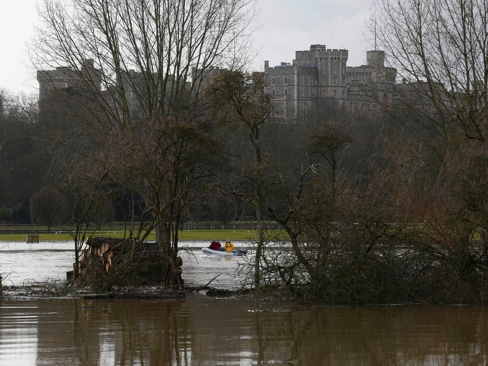 Ein überschwemmter Park - dahinter Windsor Castle 