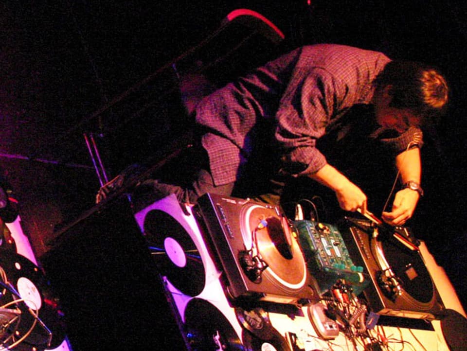 Otomo Yoshihide sound-tüftelnd auf der Bühne des Taktlos, 2003.
