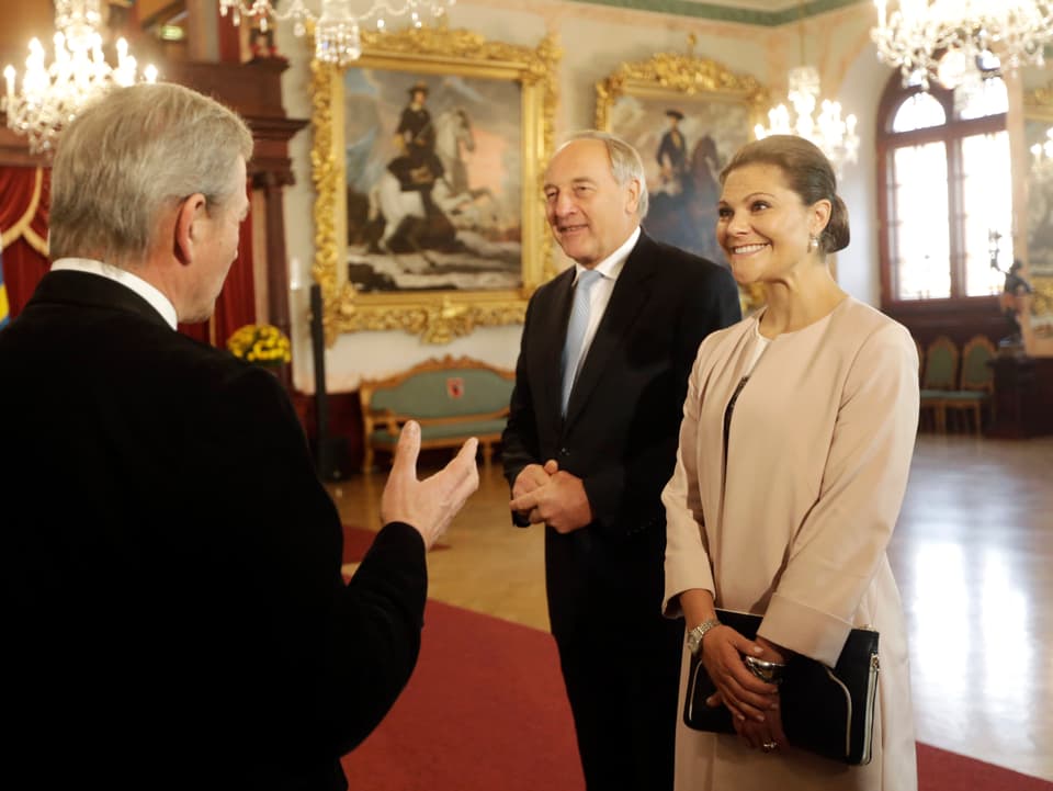 Lettlands Präsident Andris Berzins und Victoria von Schweden hören Guide zu
