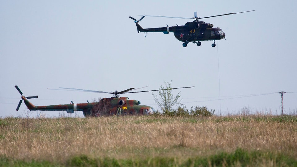 Zwei Transporthelikopter der russischen Armee.