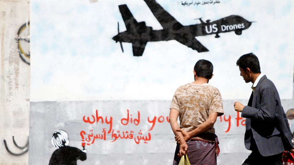 Ein Graffiti zeigt eine Drohne angeschrieben mit US Drones. 
