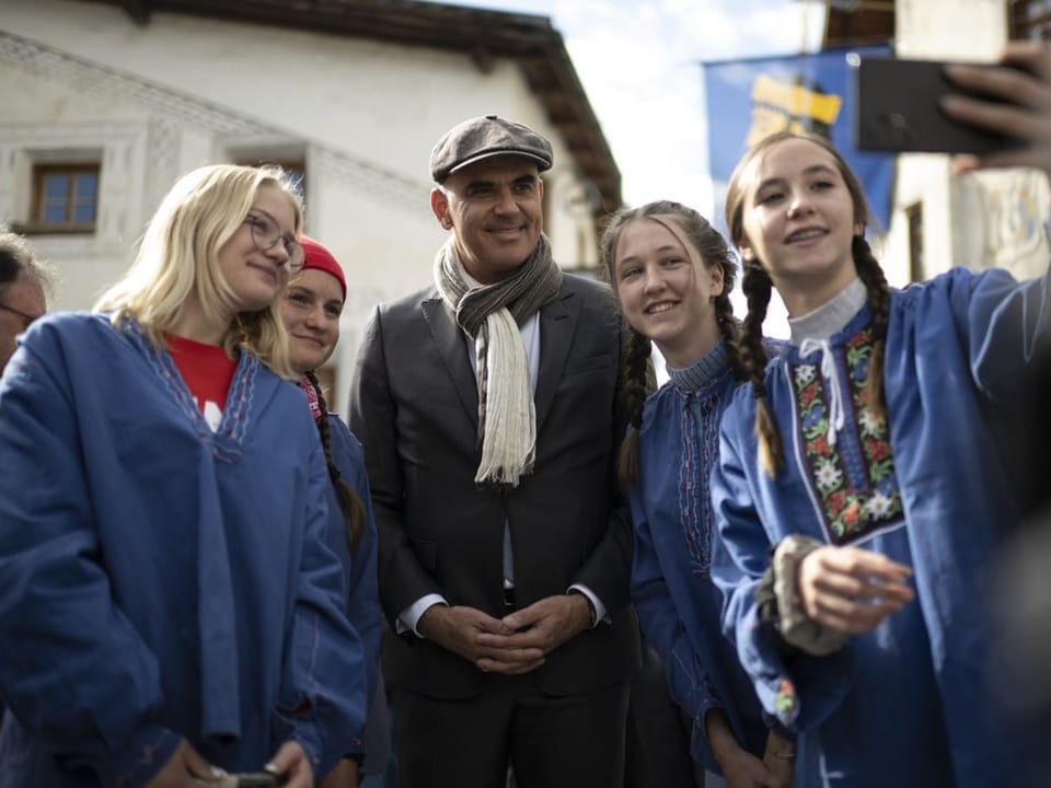 Bundesrat Alain Berset posiert für ein Foto mit Chalandamarz-Kindern.