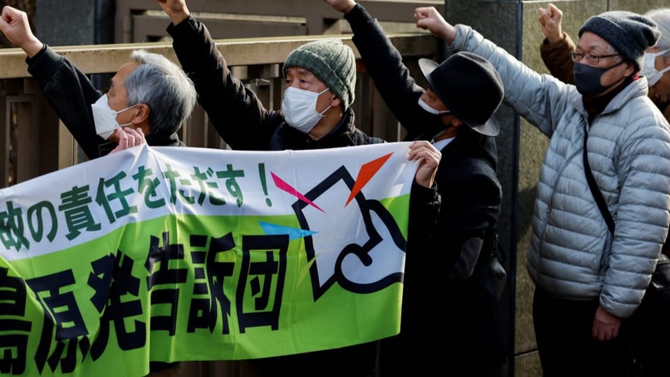 Unterstützer der Kläger nach der Urteilsverkündigung vor dem Gericht in Tokio.
