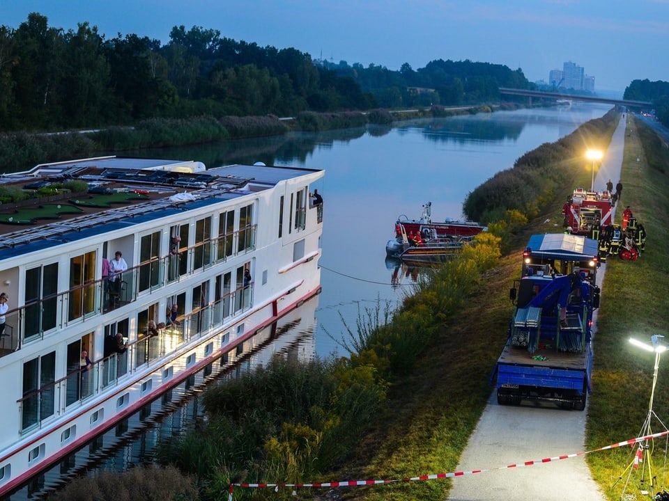 Schiff am Ufer des Main-Donau-Kanals.