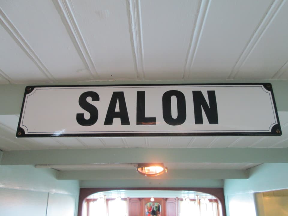 Altes Schild mit der Aufschrift Salon.