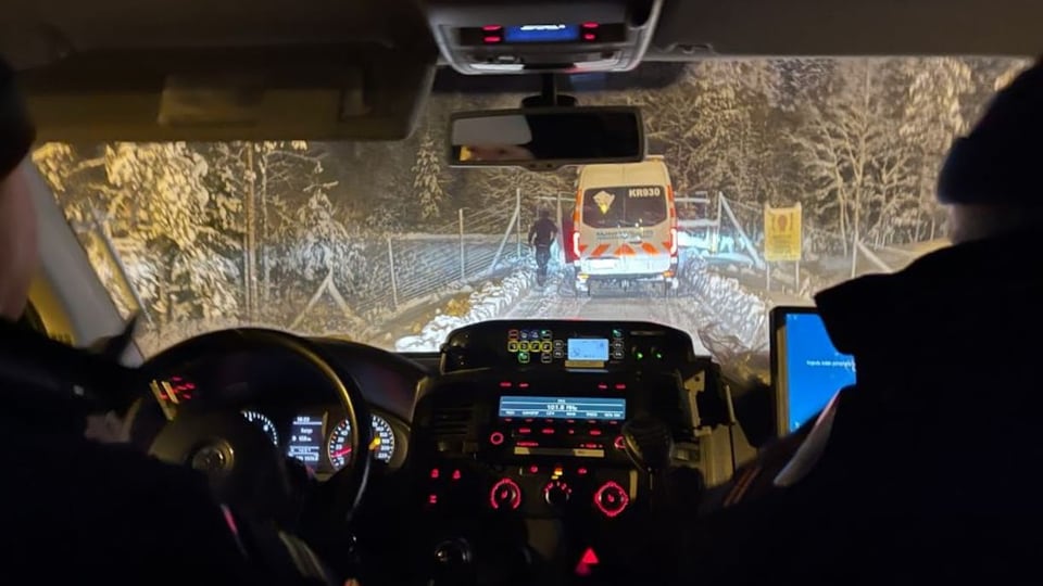Blick aus dem Fahrzeug der Grenzbeamten Richtung Grenzzaun
