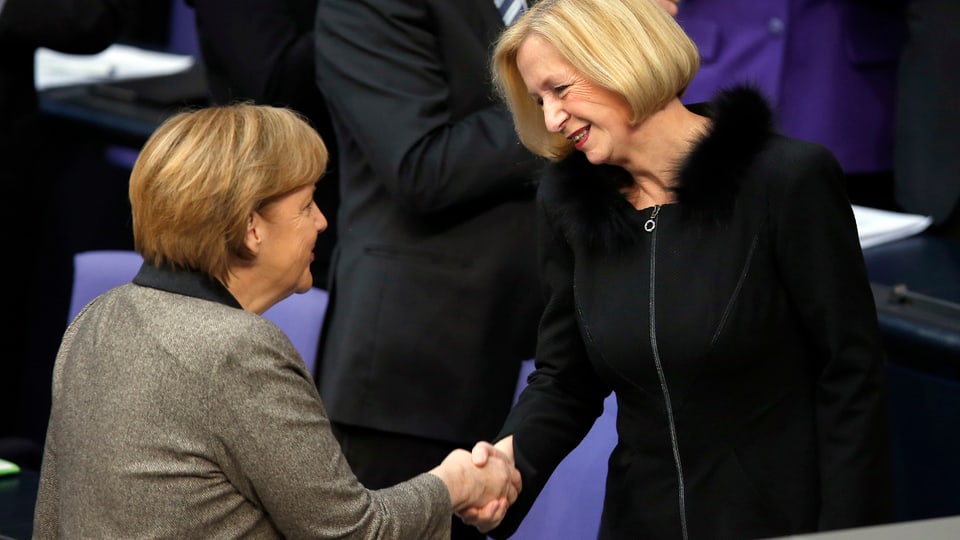 Merkel gratuliert Wanka im Bundestag