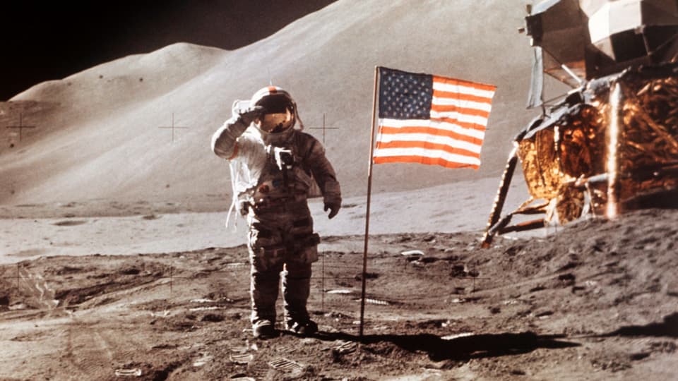 US-Astronaut James B. Irwin salutiert neben der US-Flagge auf dem Mond