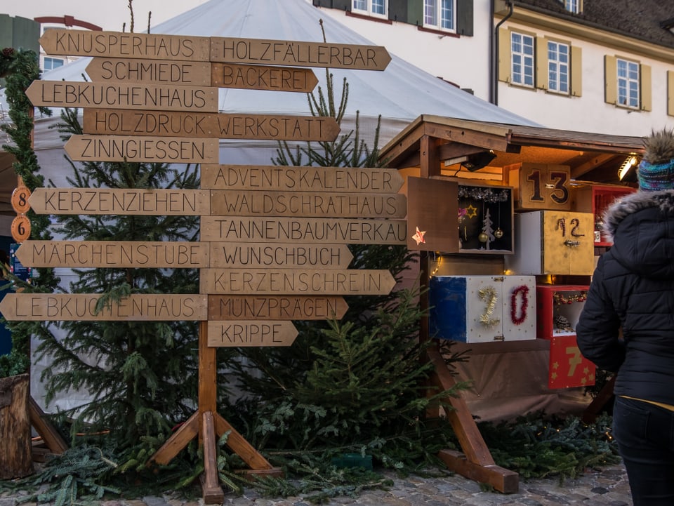 Schilder, mit Informationen zu den Angeboten am Weihnachtsmarkt