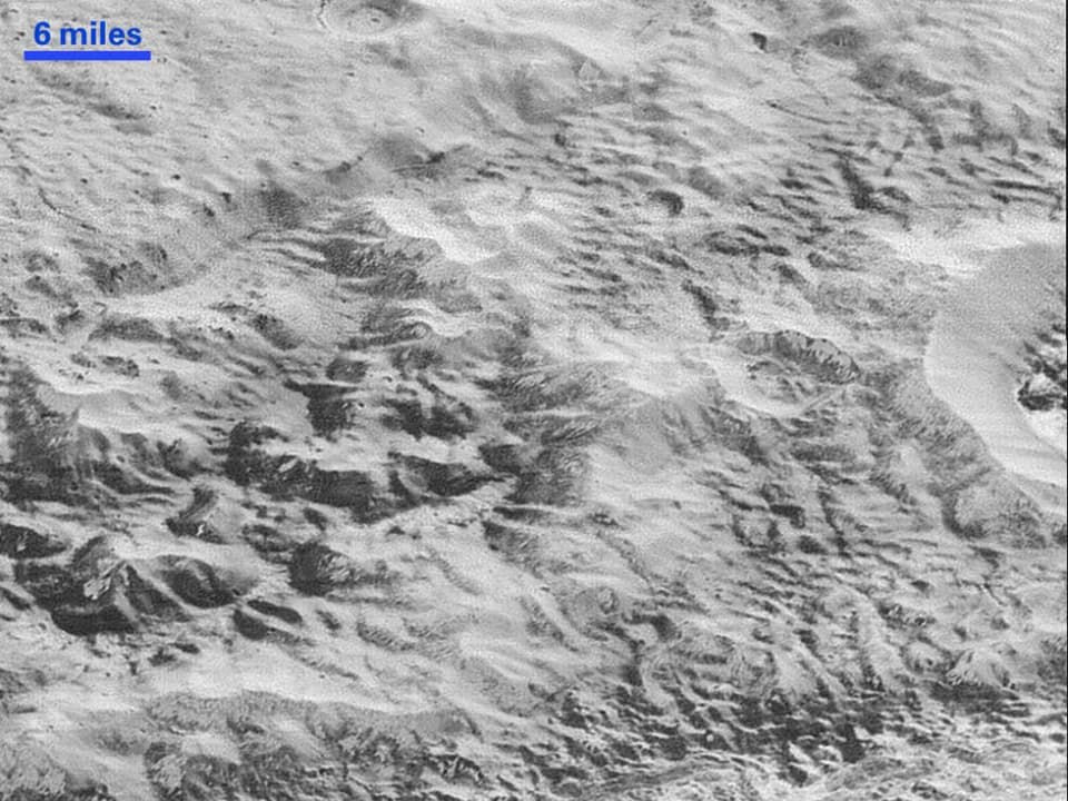 Die «Badlands»: Ein komplexes Durcheinander von Topographie durch Erosion und Verwerfungen. Die Klippe (von links nach rechts oben im Bild) ist Teil eines Schluchtsystems auf der Nordhalbkugel. Die Berge entstanden hauptsächlich aus Wassereis. 