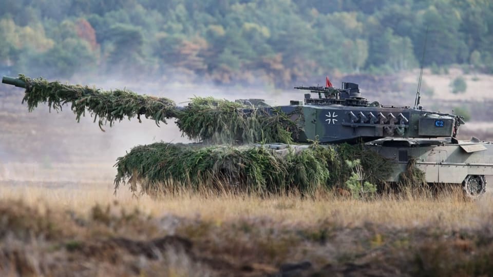 Der Kampfpanzer Leopard 2 auf dem Feld. 