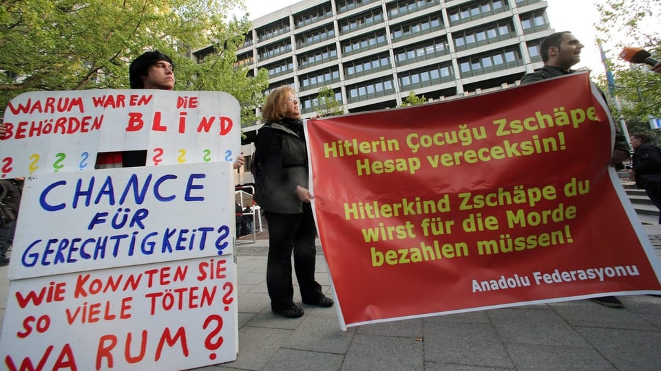 Vor dem Gerichtsgebäude in München demontrierieren Bürger für Gerechtigkeit.