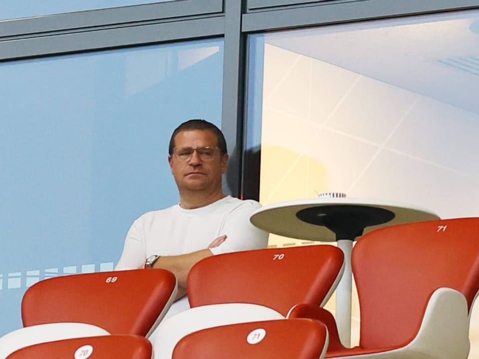 Max Eberl auf der Tribüne.