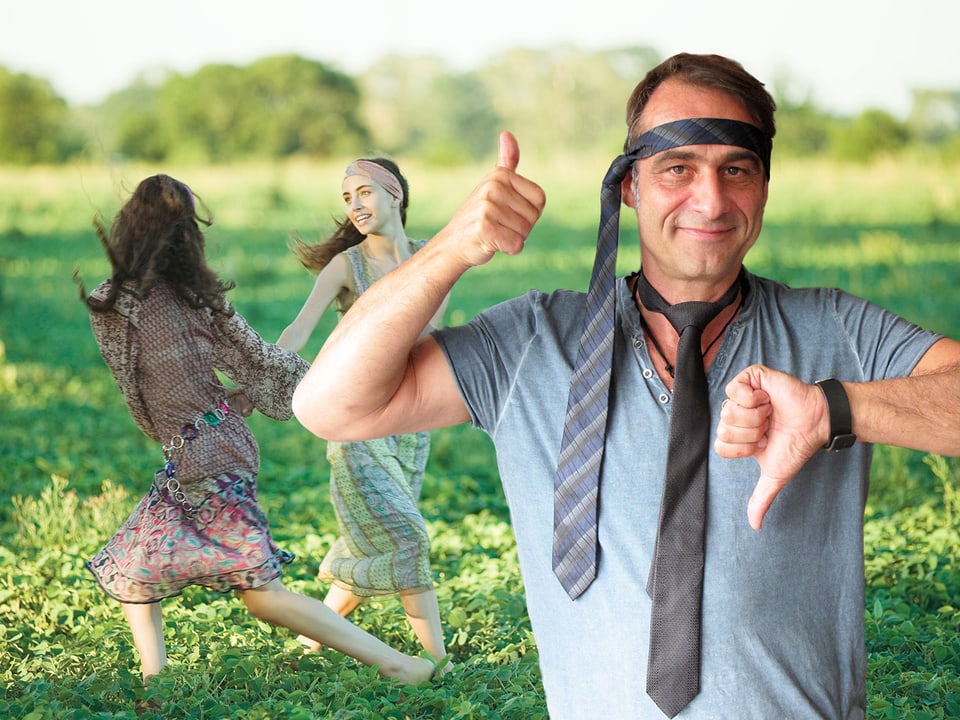 Thomy Scherrer trägt eine Krawatte um den Hals und eine um den Kopf, im Hintergrund tanzen zwei Hippie-Frauen im Gras (Bildmontage).
