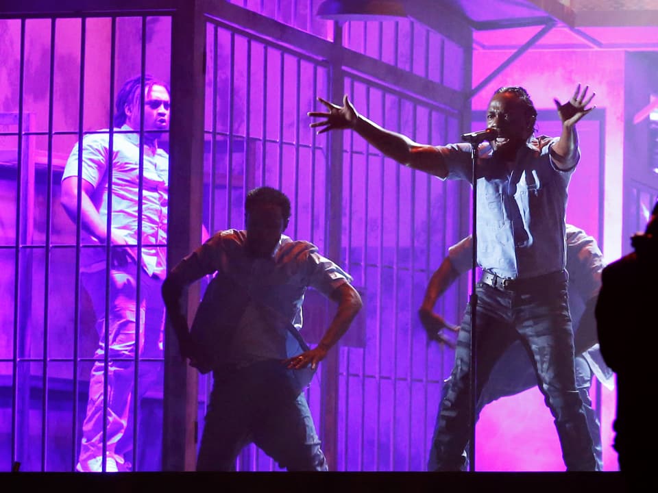 Kendrick Lamar und Tänzer auf der Bühne. 
