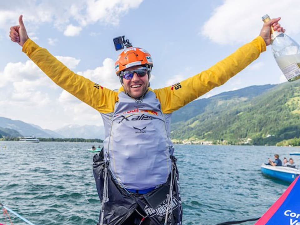 Gewohntes Bild Chrigel Maurer reckt beide Hände in die Höhe.