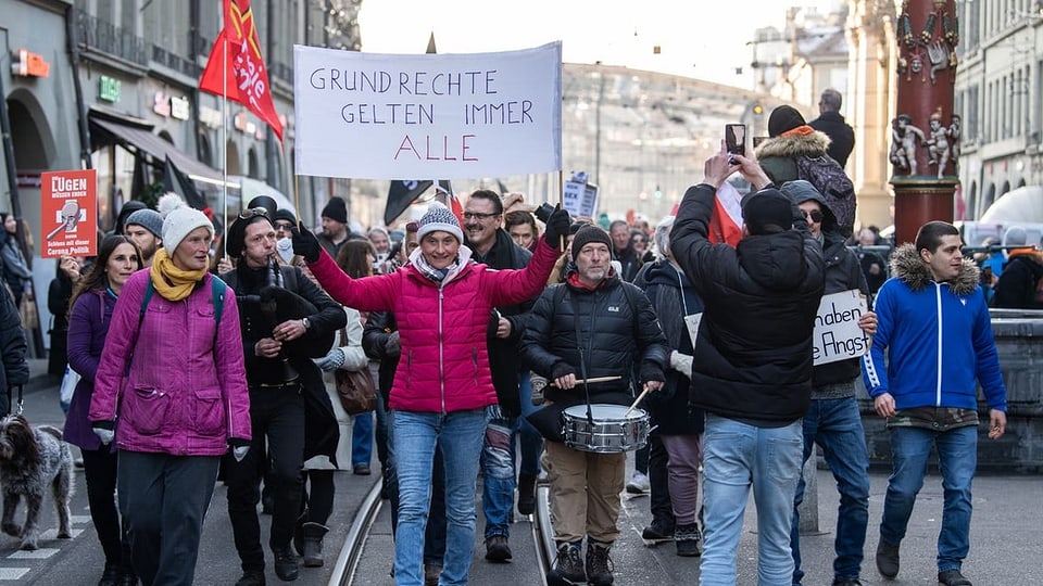 Demonstration mit Plakat: Grundrechte gelten immer alle