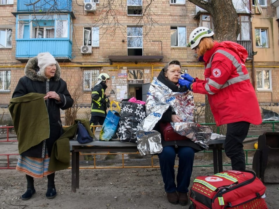 Sanitäter versorgen verletzte Frauen in Kiew.