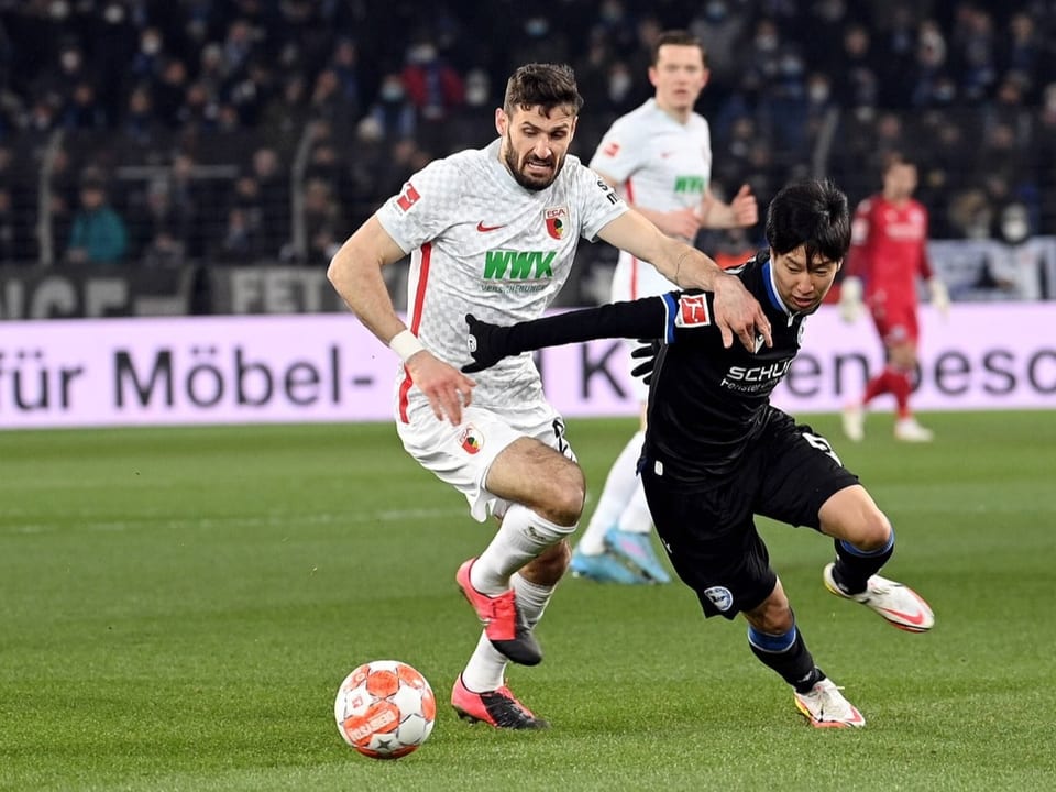 Krönte sich zum einzigen Torschützen des Abends Daniel Caligiuri im Zweikampf