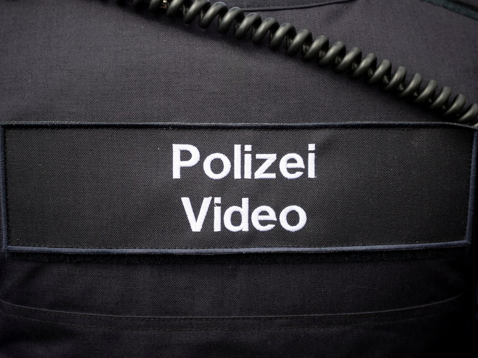 Ein Polizist ist mit den Worten «Polizei» imd «Video» angeschrieben.