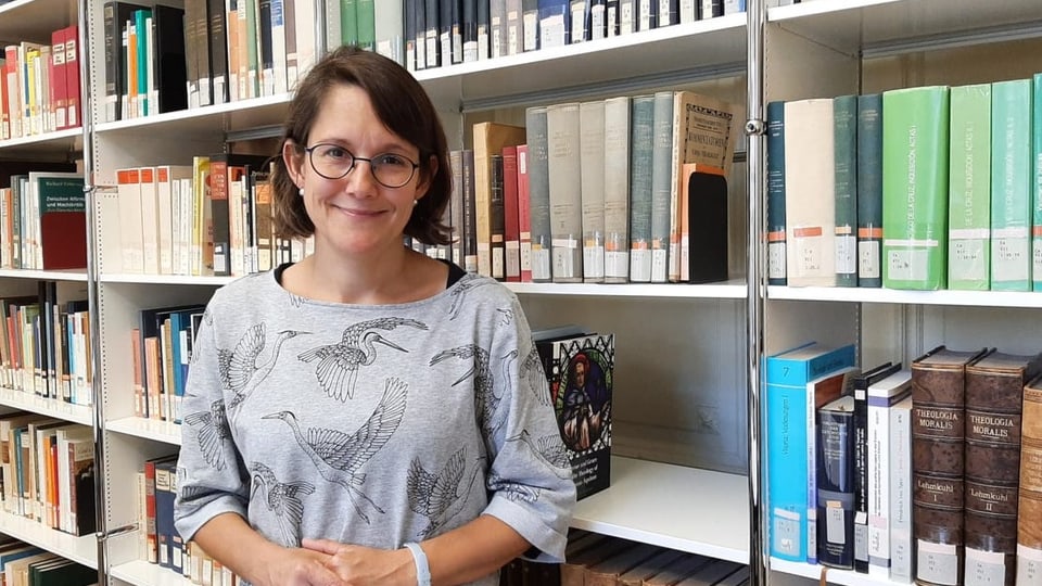 Ethikerin Anna Deplazes-Zemp vor einem Bücherregal