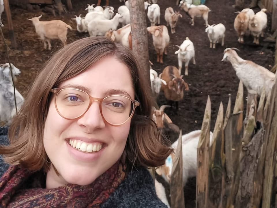 Selfie einer Frau mit Ziegen.