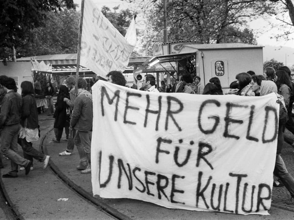 Demonstranten ziehen durch Zürich. Auf einem Plakat sieht man ihre Forderung prangen: «mehr Geld für unsere Kultur».