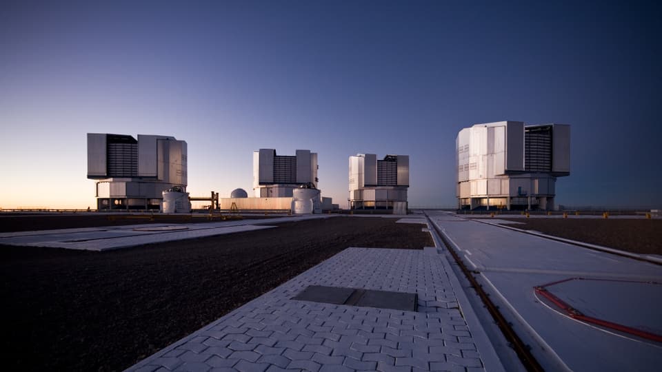 Vier Teleskope in der Abenddämmerung