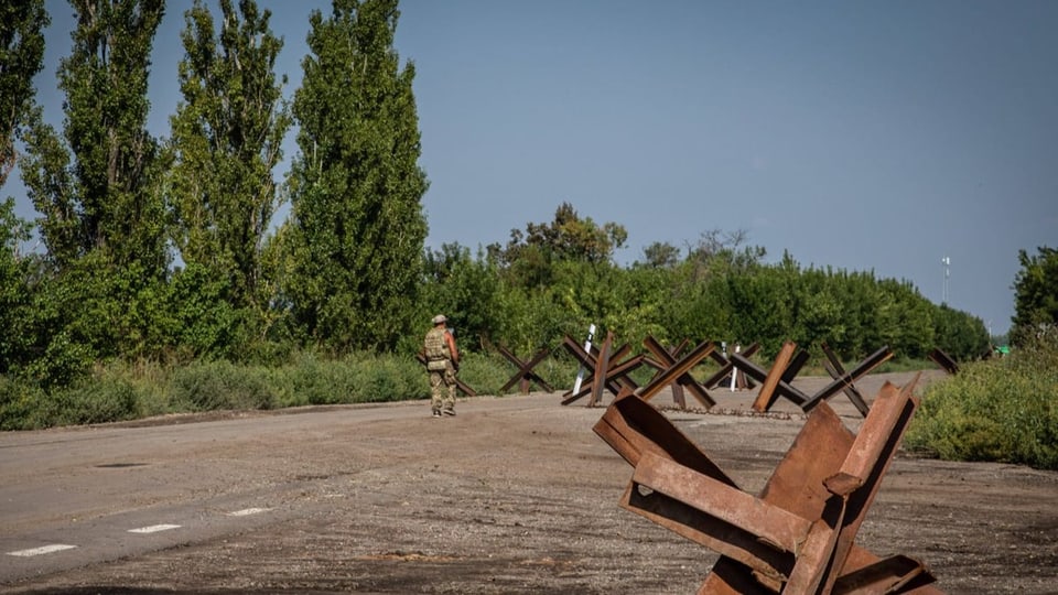 Ein ukrainischer Soldat steht bei einem Checkpoint in der Südukraine.
