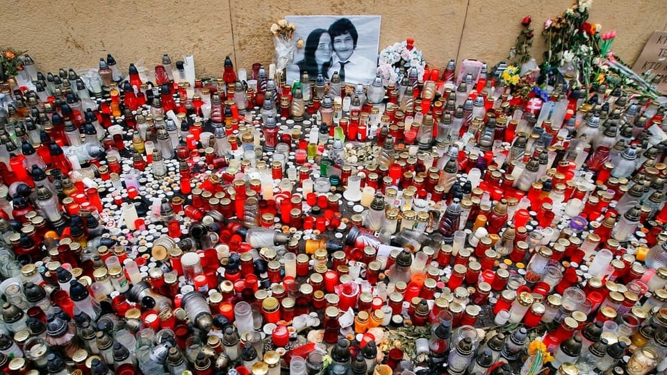 Kerzen an Gedenkstätte für den ermordeten Kuciak und seine Freundin