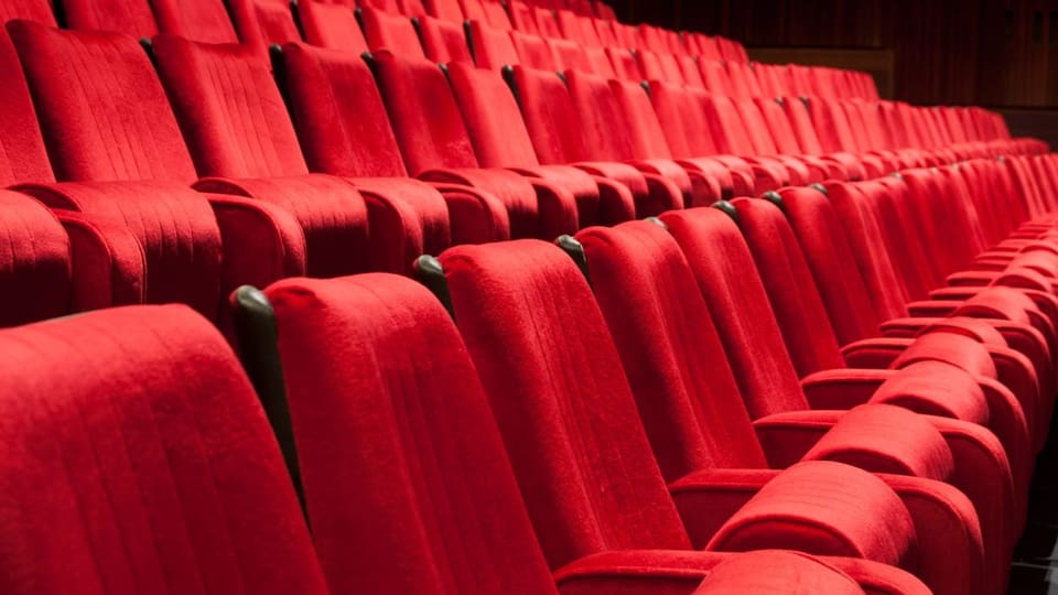 Leere rote Sitze in einem Kinosaal