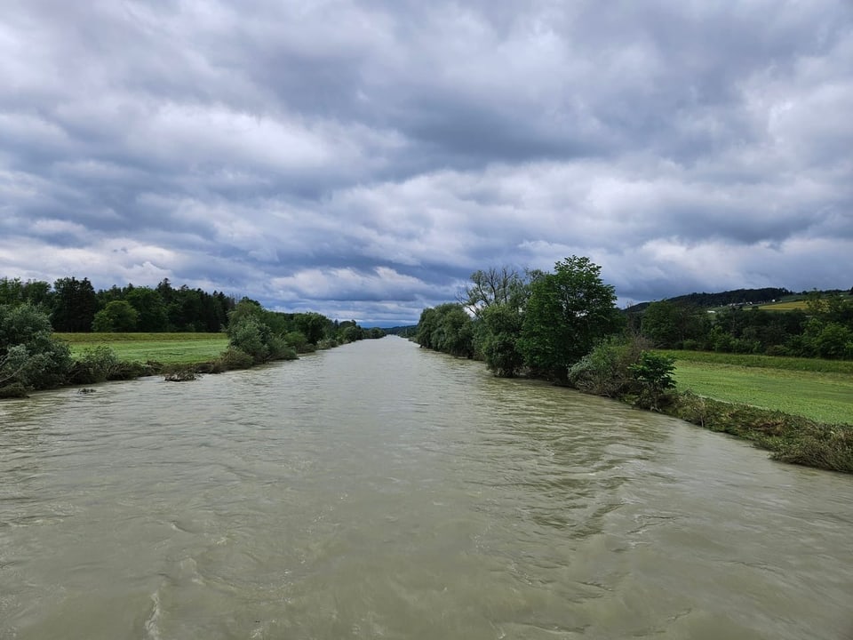 Hintergrund Hochwasser - Nach bereits nassem Mai viel Regen und auch ...