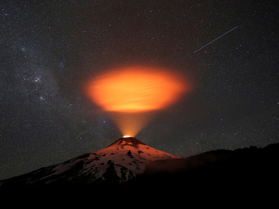 Vulkan reflektiert im Nachthimmel.