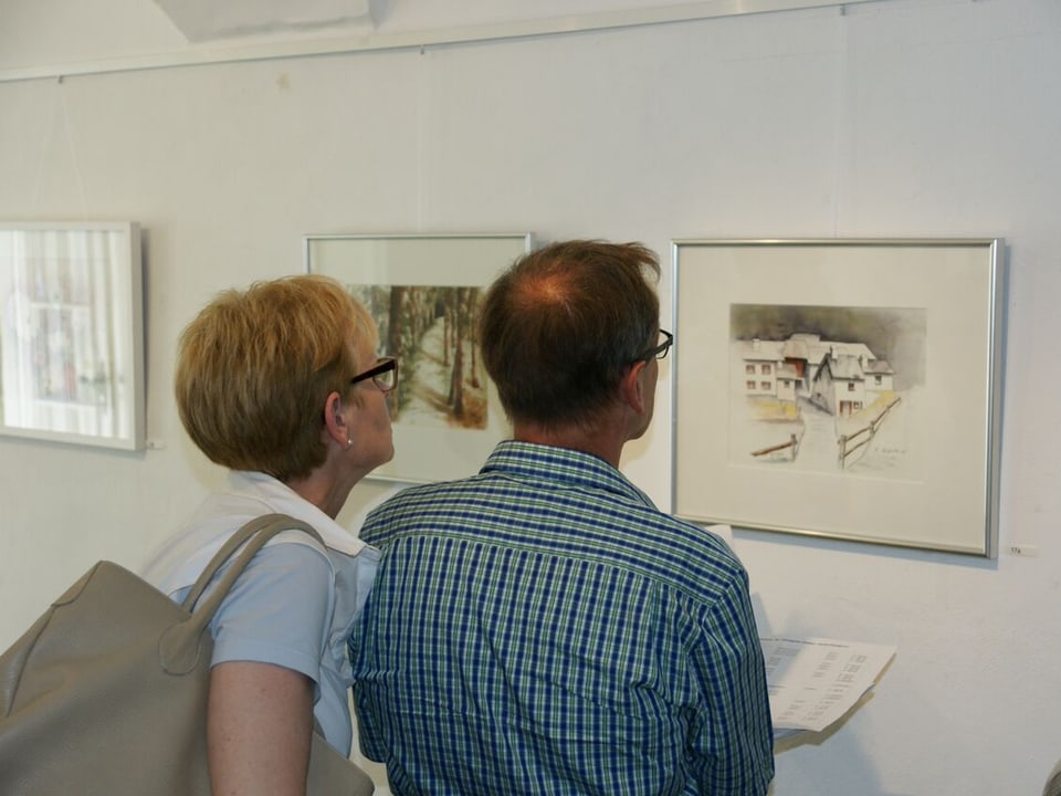 Zwei Besucher betrachten Gemälde mit Bauernhof.