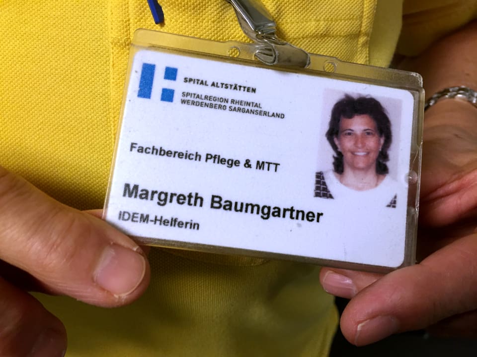 Margreth Baumgartners Ausweis am T-Shirt.