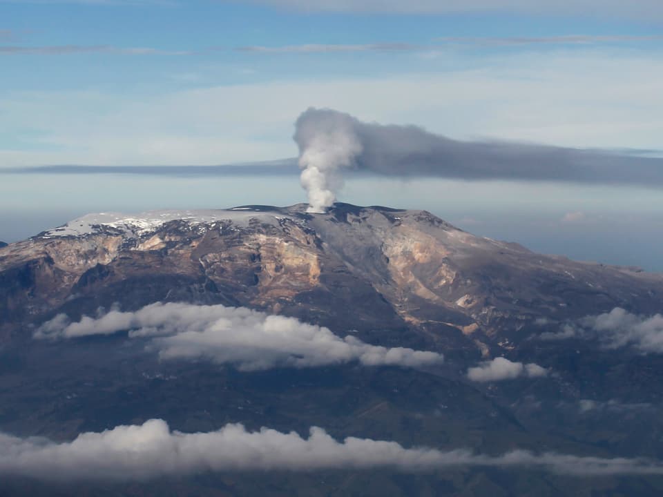 Der Vulkano Nevado del Ruiz mit einer kleinen Rauchsäule auf der Spitze