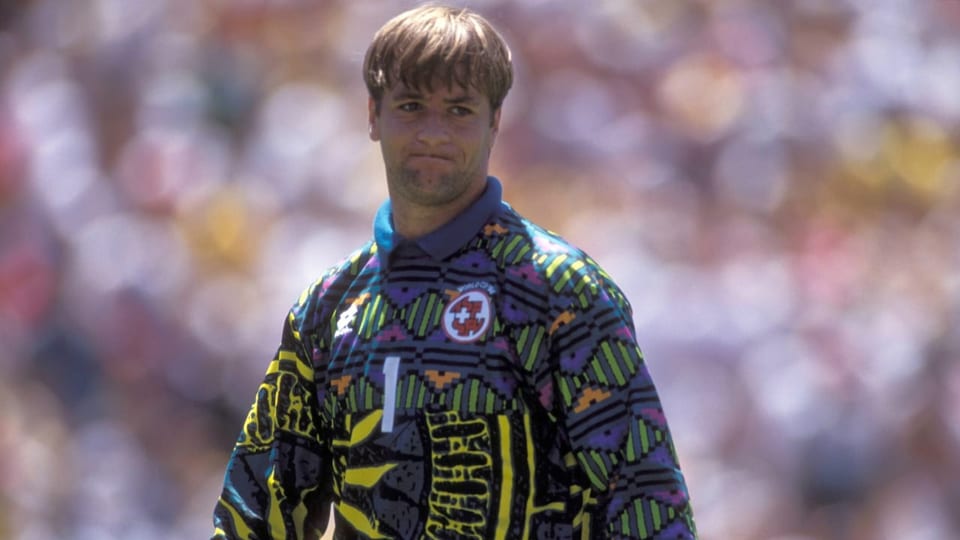 Mann mit sehr bunten Fussballtrikot