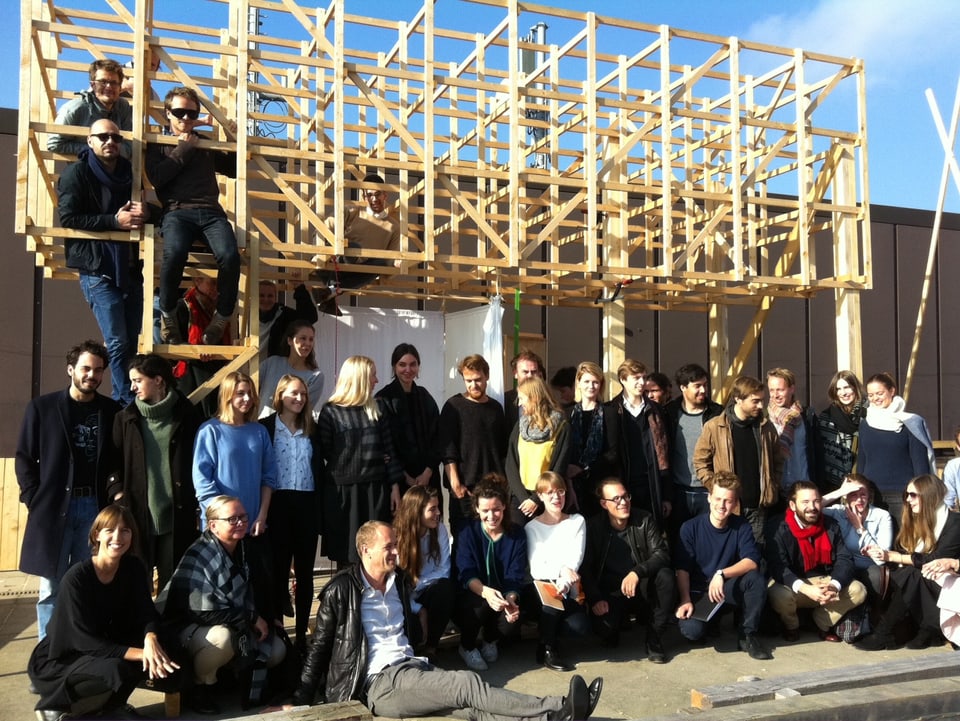 30 Studenten vor einem Holz-Modell
