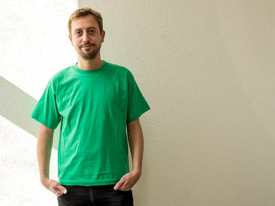 Dasselbe in Grün: Gregi Sigirst in einem T-Shirt von Switcher.