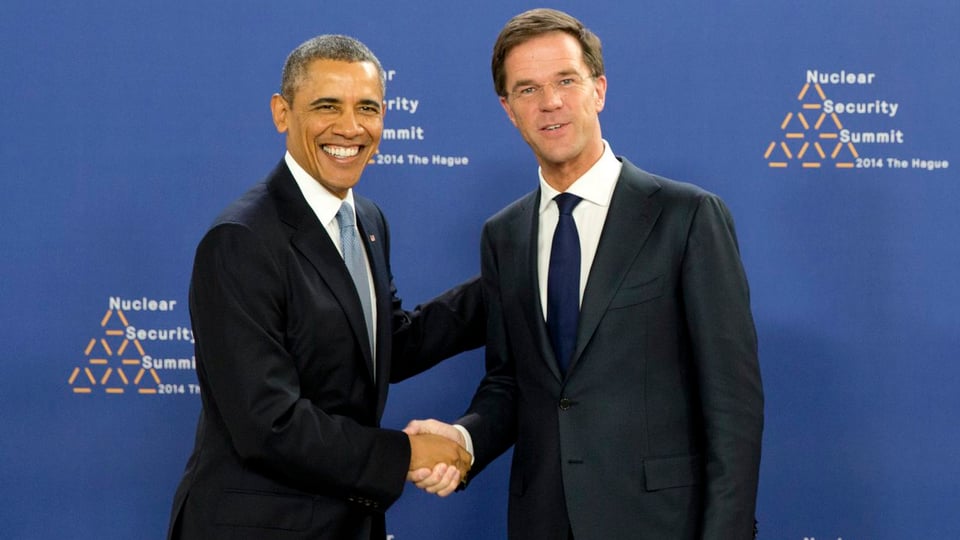 Barack Obama schüttelt Mark Rutte die Hand.