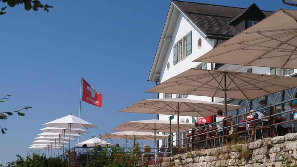 Sommerterrasse beim Hotel Weissenstein mit Hotel- und Restaurantgästen