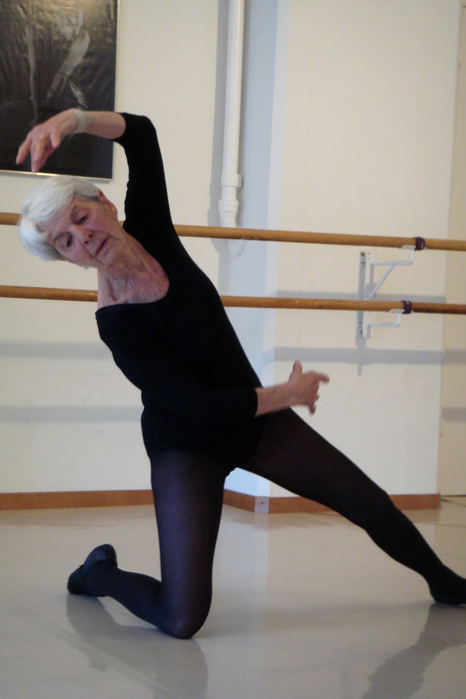  Elsbeth Oberer-Gmür macht eine Ballettfigur
