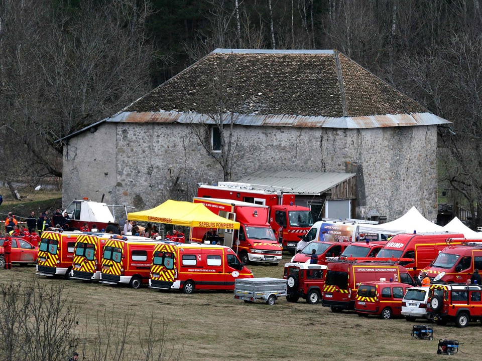Rettungswagen stehen in Seyne les Alpes bereit.