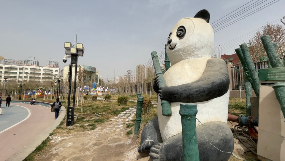 Grosse Pandabär-Figur in Park