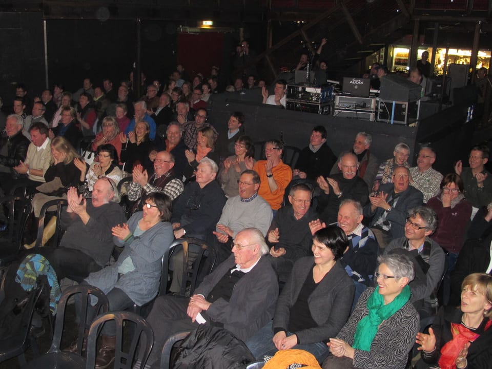 Publikum in der Kulturfabrik Kofmehl. 