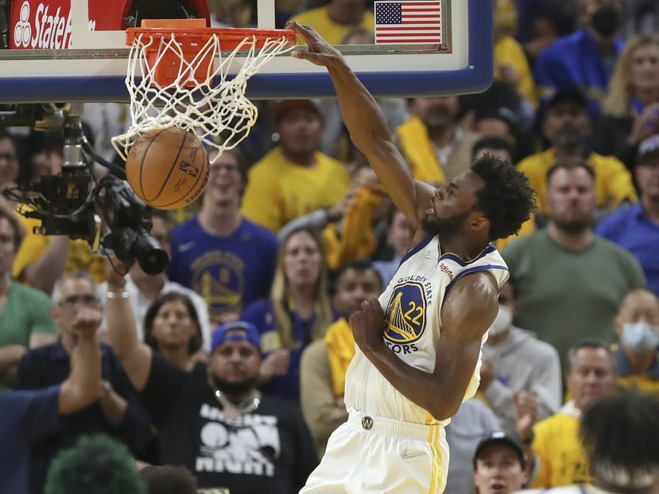 Spielte gross auf Andrew Wiggins von den Golden State Warriors wirf einen Korb im NBA-Final.