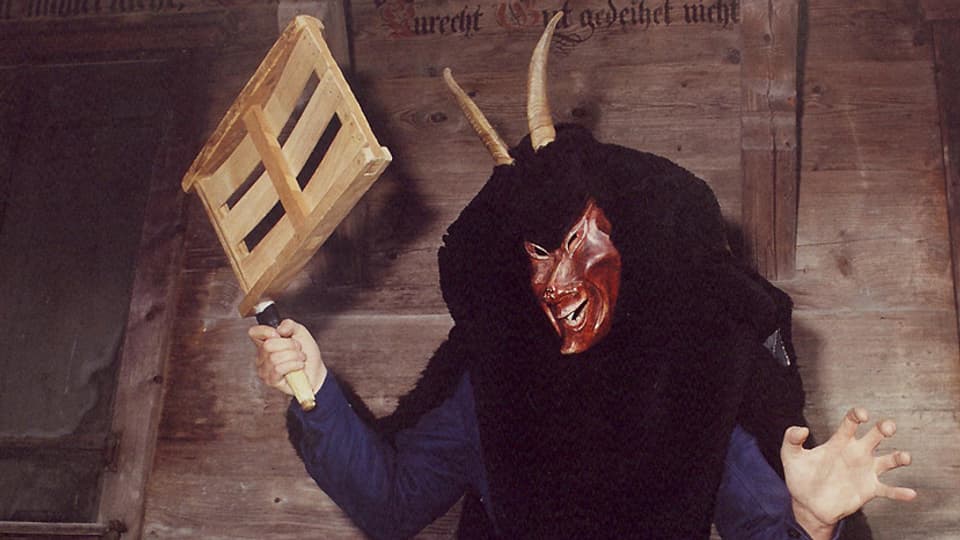 Als Teufel maskierte Figur beim Silvesterbrauch «Altjahrsesu» in Schwarzenburg.