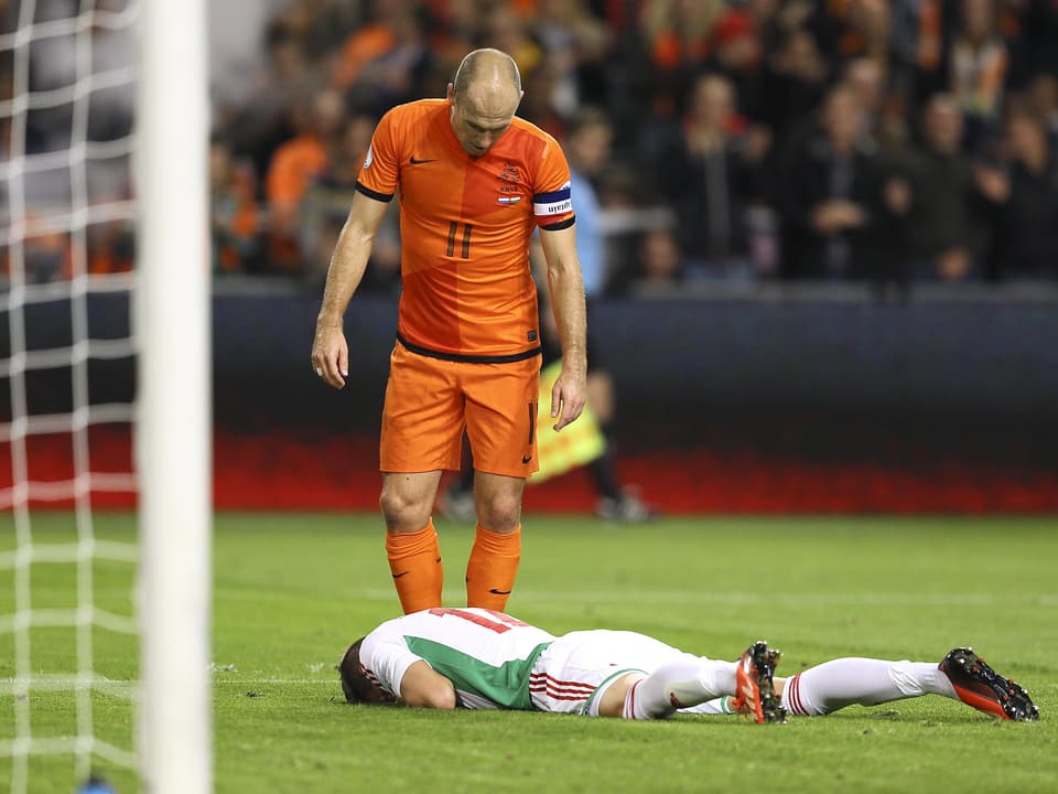 Ein Ungar liegt auf dem Boden im Spiel im Jahr 2013 gegen die Niederlande.